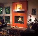 Style audacieux et moderne avec le foyer au gaz 864 TV 40K "Clean Face", créant un contraste saisissant sur un mur d'accent de couleur orange.