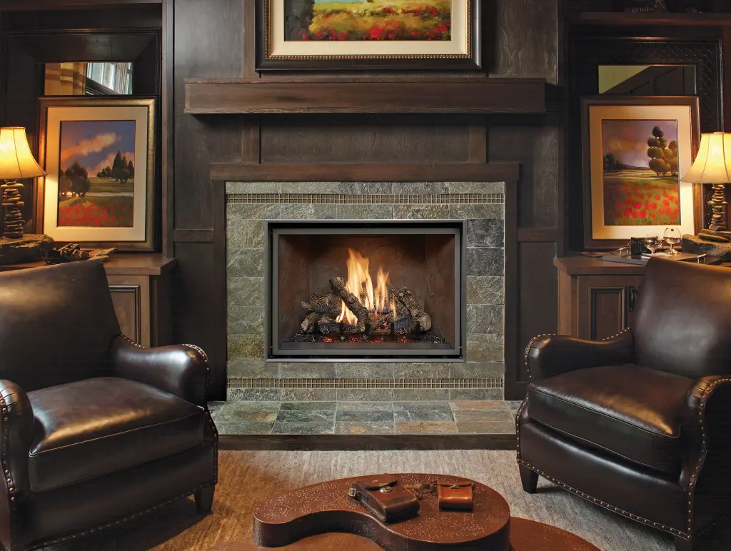 Coin détente confortable et masculin avec un foyer au gaz 864 TV 40K "Clean Face" dans un contour de tuiles d'ardoise et des boiseries foncées.