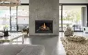 Design contemporain intérieur-extérieur avec un foyer au gaz 864 TV 40K "Clean Face" intégré dans un mur de foyer en béton épuré.
