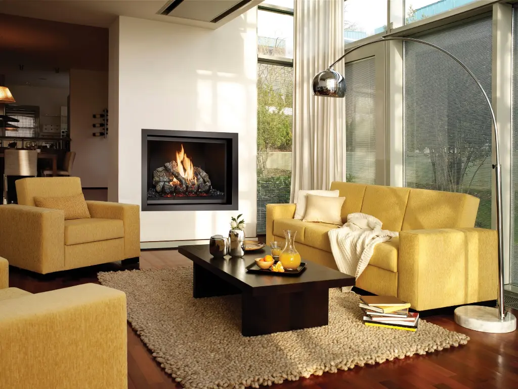 Salon moderne et ensoleillé avec le foyer au gaz 864 TV 40K "Clean Face", créant un point d'intérêt discret et élégant.