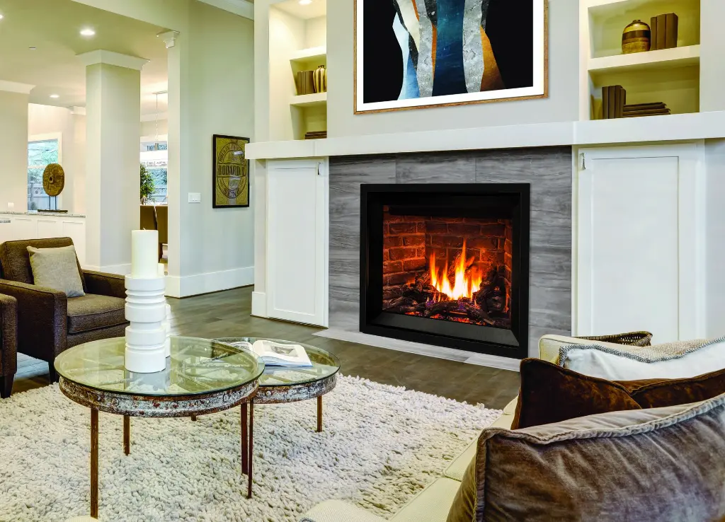 Style transitionnel avec le foyer au gaz Enviro G39, mis en valeur par un contour en tuiles grises modernes et un manteau de foyer blanc.