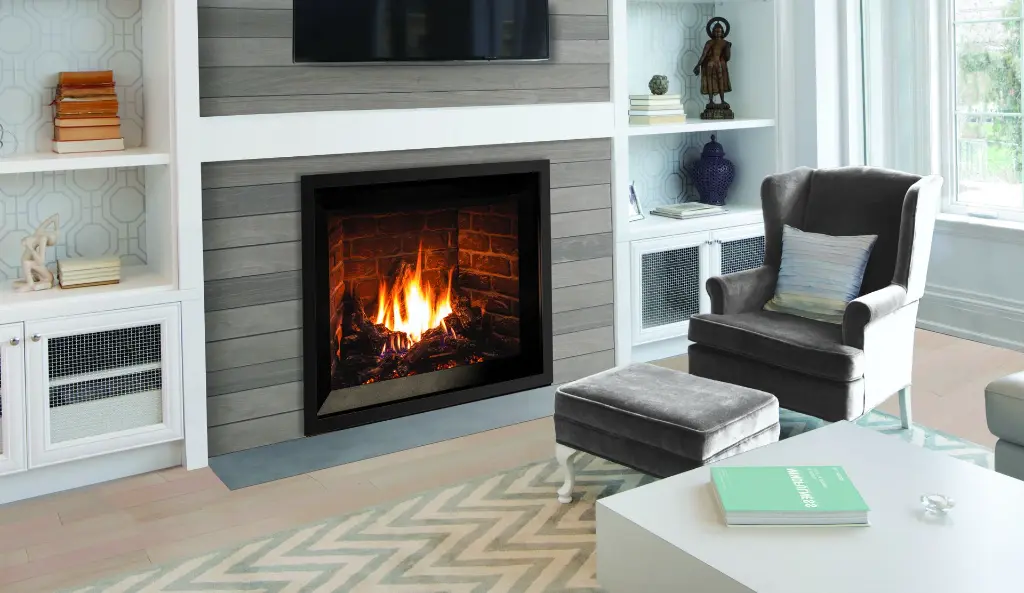 Foyer au gaz traditionnel Enviro G39, créant un coin lecture élégant avec un contour en lattes de bois grises et des meubles encastrés blancs.