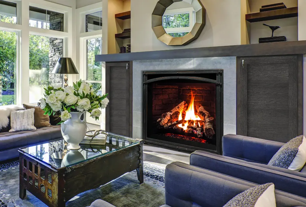 Style transitionnel élégant avec le foyer au gaz Enviro G42 et sa façade arquée, intégré dans un manteau de foyer moderne aux lignes épurées.