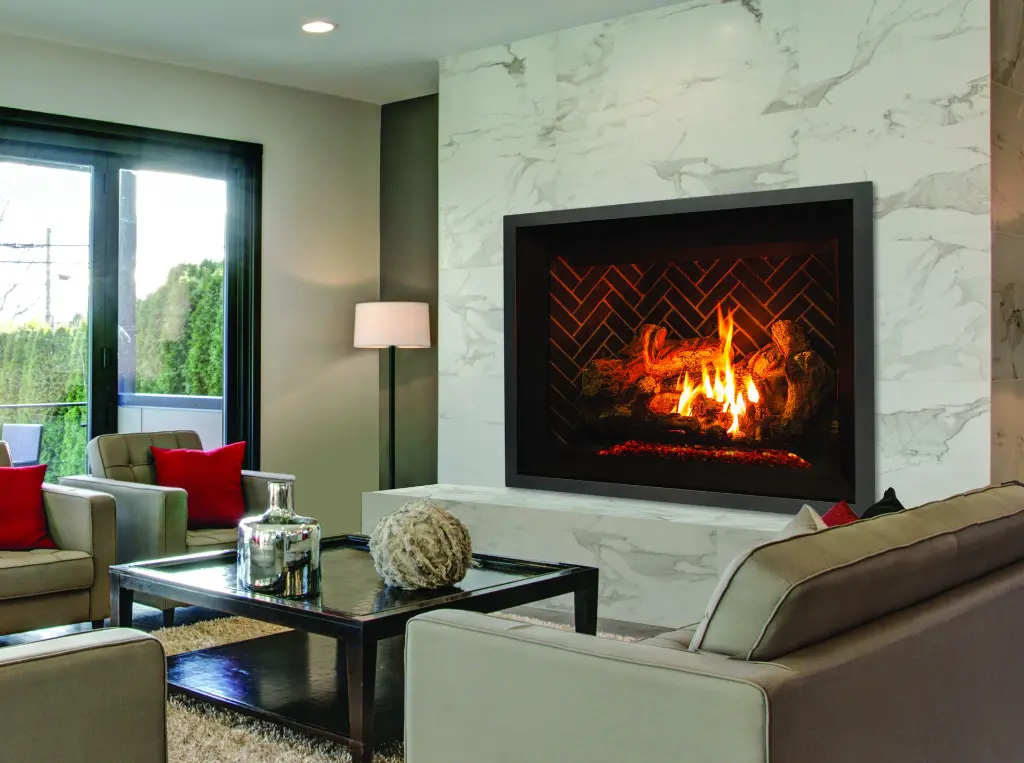 Foyer au gaz de grande taille Enviro G50, créant un look luxueux et moderne dans un manteau de foyer en marbre blanc Calacatta.