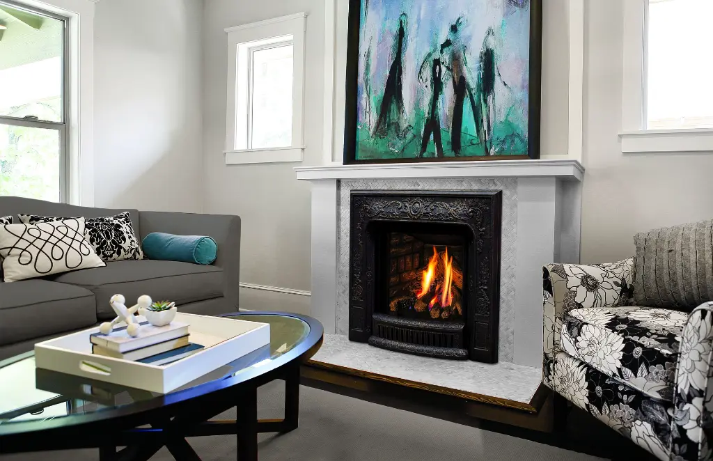 Foyer au gaz Enviro Q1 avec une façade en fonte ornée de style victorien, créant un look classique et élégant dans un salon contemporain.