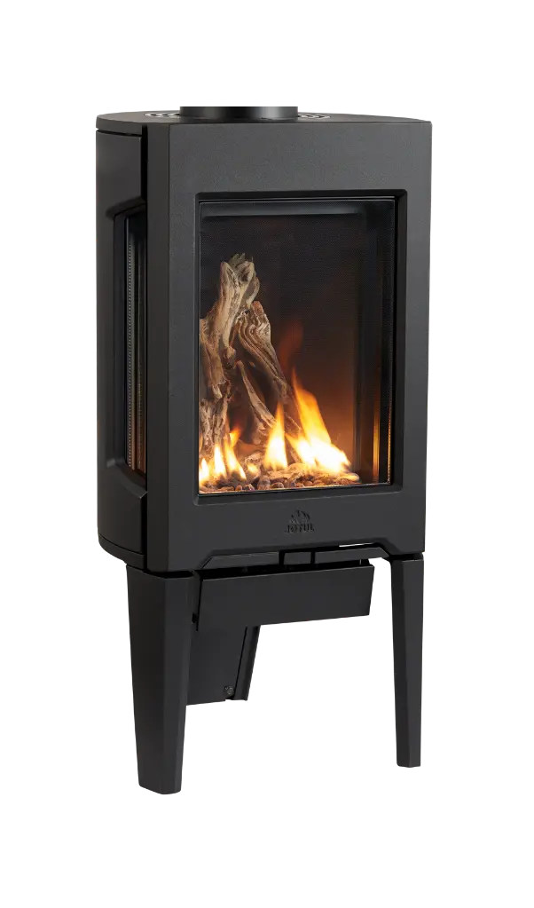 Poêle autoportant au gaz propane en fonte noir Jotul GF160, avec les panneaux réfractaires et les bûches de bois de plage