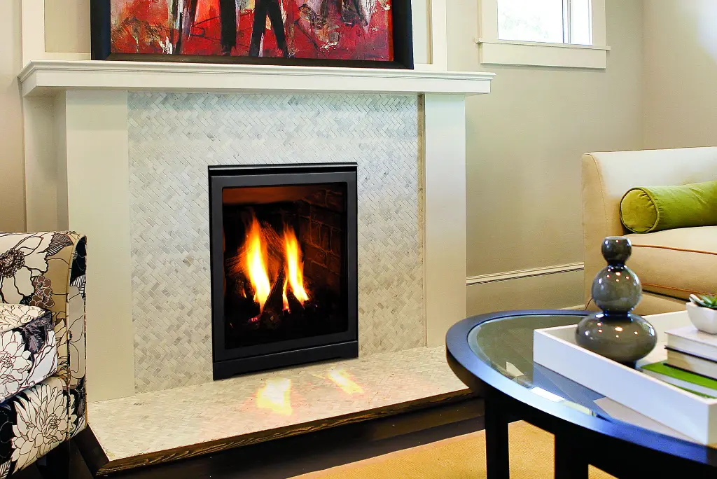 Design transitionnel avec le foyer au gaz Enviro Q1, mis en valeur par un contour en tuiles de mosaïque à motif de chevrons et un manteau blanc épuré.