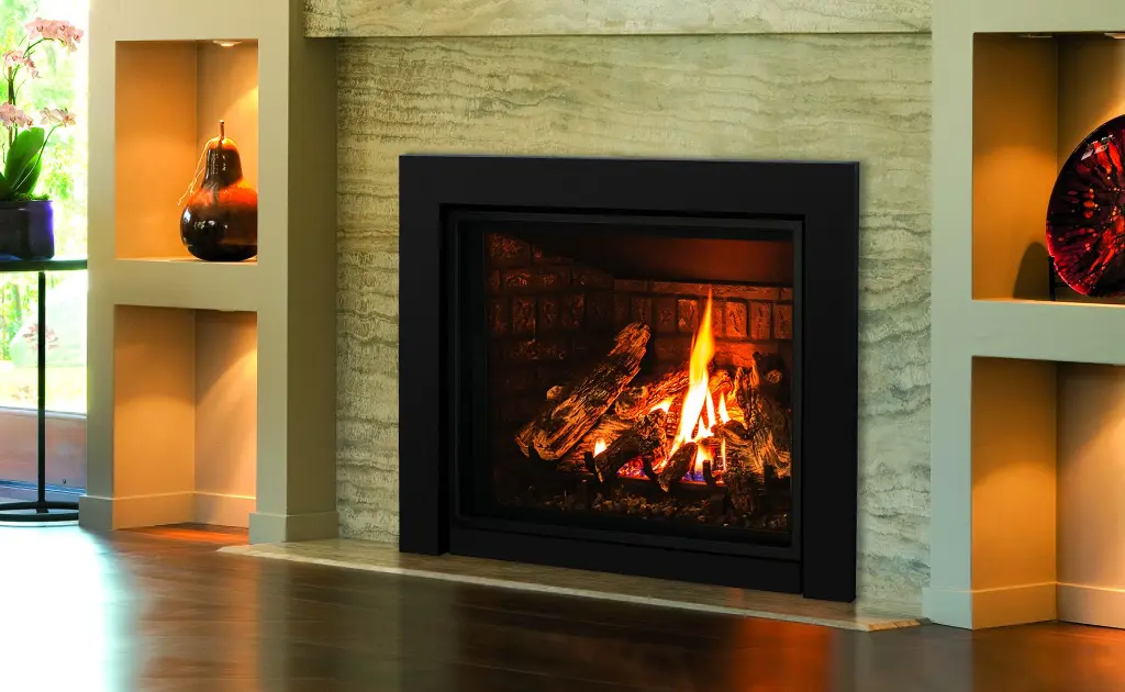 Look contemporain avec le foyer au gaz Enviro Q2, intégré dans un manteau de foyer en marbre et flanqué de niches décoratives illuminées.