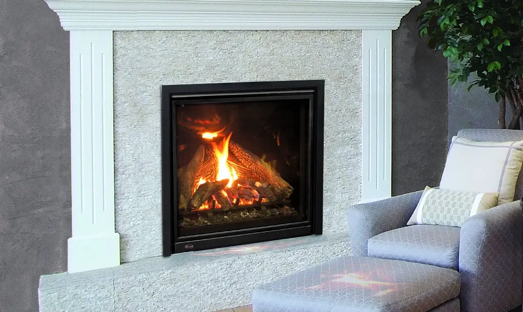 Style néoclassique avec le foyer au gaz vertical Enviro Q3, intégré dans un manteau de foyer blanc à colonnes sur un fond texturé.