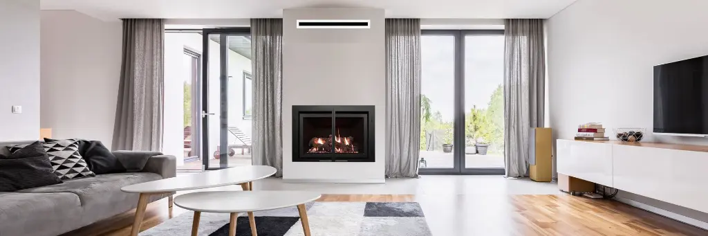 Installation minimaliste et épurée du foyer au gaz vertical Pelée 345 d'Archgard, servant de point focal dans un salon contemporain et aéré.