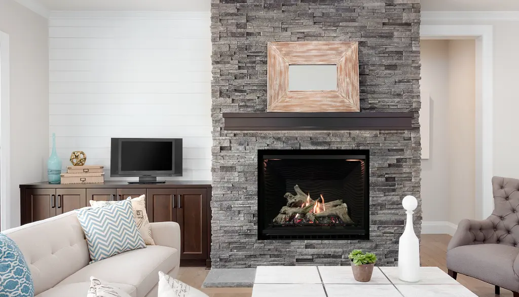 Foyer au gaz Sereno 37 d'Archgard, créant un point focal de style "Modern Farmhouse" dans un mur de pierres décoratives grises avec un manteau en acier.