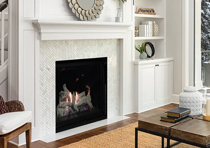 Look transitionnel chic avec le foyer au gaz Sereno 37 d'Archgard, mis en valeur par un contour en tuiles de mosaïque à motif de chevrons et un manteau blanc classique.