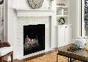 Look transitionnel chic avec le foyer au gaz Sereno 37 d'Archgard, mis en valeur par un contour en tuiles de mosaïque à motif de chevrons et un manteau blanc classique.