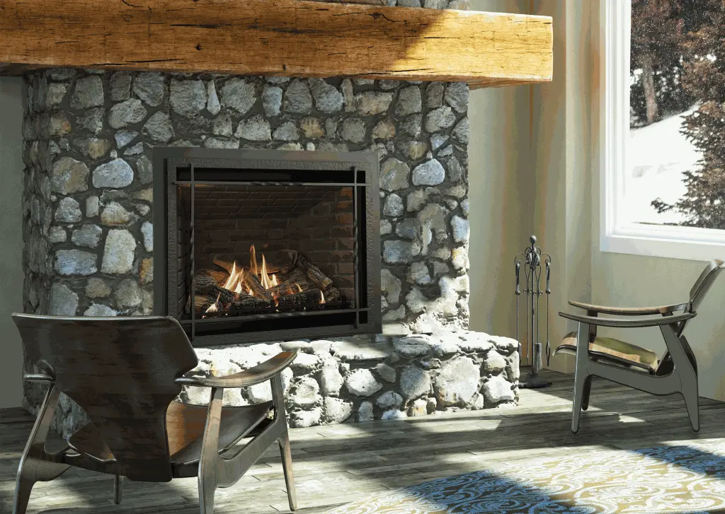 Ambiance de chalet rustique avec le foyer au gaz Sereno 41 d'Archgard, installé dans une imposante cheminée en pierres de rivière et surmonté d'une poutre en bois massif.