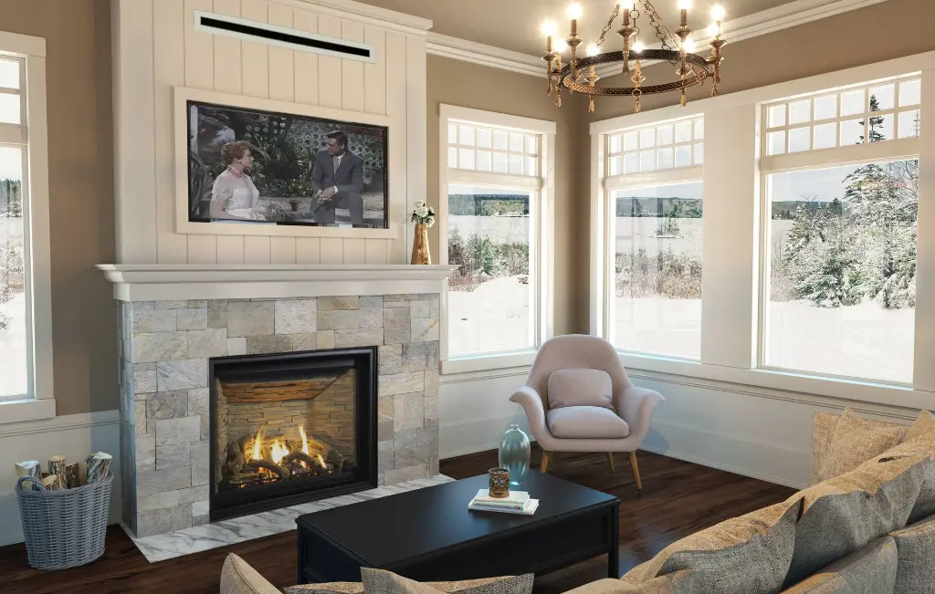 Look classique et lumineux avec le foyer au gaz Sereno 41 d'Archgard, intégré dans une cheminée en pierres pâles sous une télévision, avec un mur de lattes de bois blanches.