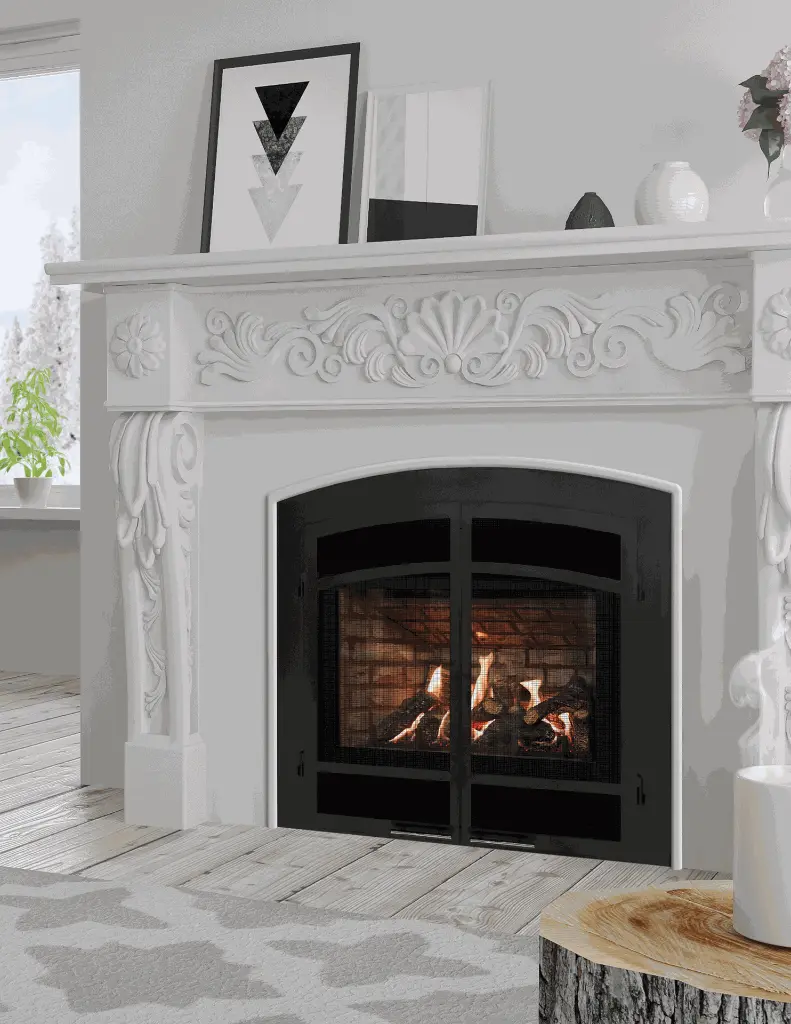 Grand foyer au gaz Optima 72 d'Archgard avec une façade arquée, intégré dans un manteau de foyer blanc richement orné de style classique.