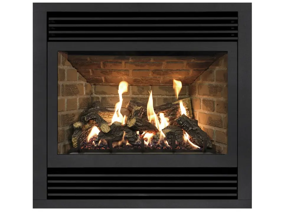 Foyer au gaz Optima 72 d'Archgard avec une façade moderne à lattes, montrant un intérieur en briques traditionnelles et un jeu de bûches réalistes.