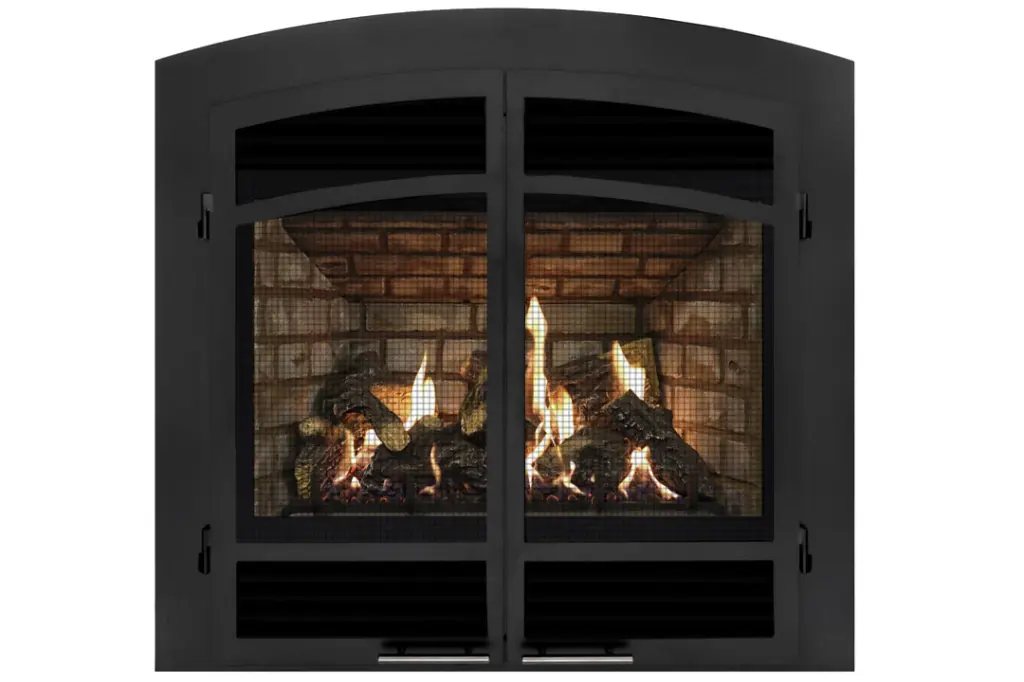 Vue détaillée de la façade arquée classique pour le foyer au gaz Optima 72 d'Archgard, avec une double porte grillagée.