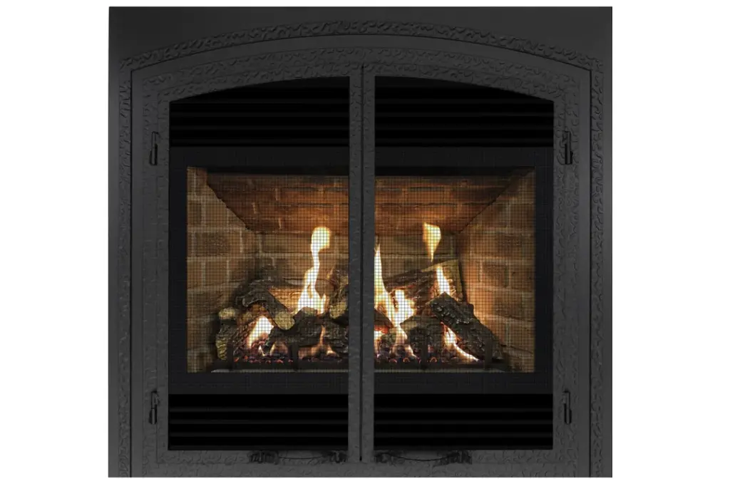 Gros plan sur la façade décorative en fonte avec motifs floraux pour le foyer au gaz Optima 72 d'Archgard, une option de style victorien.