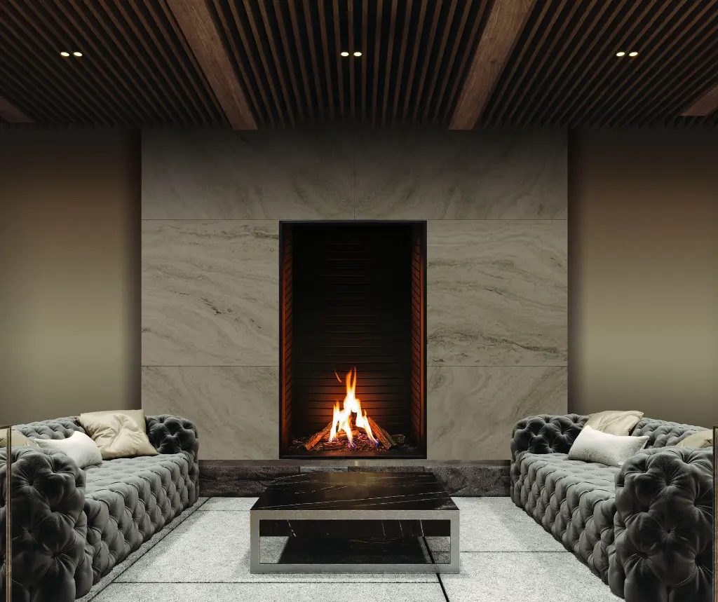 Ambiance de salon luxueux avec le foyer au gaz vertical Urbana U33 Tall, encastré dans un mur de marbre et sous un plafond de lattes de bois.