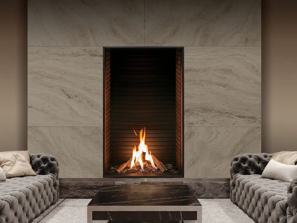 Vue détaillée de l'intégration "Clean Face" du foyer au gaz vertical Urbana U33 Tall dans un mur de boiseries en noyer.