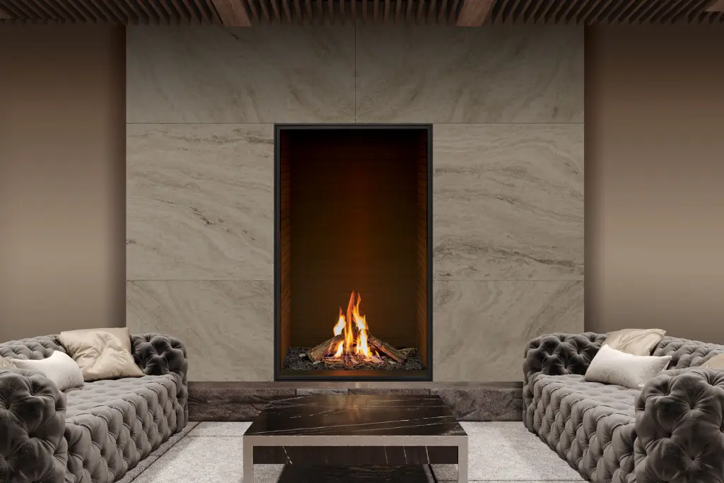 Installation symétrique du foyer au gaz vertical Urbana U33 Tall, créant un point focal élégant dans un mur de tuiles de marbre.