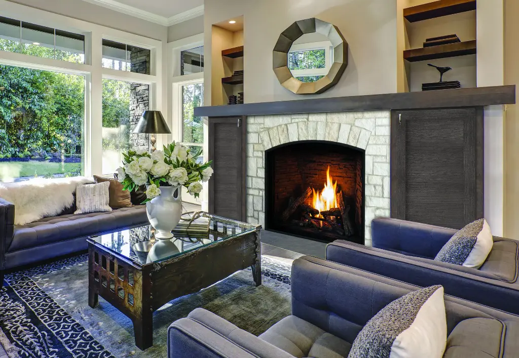 Style classique et élégant avec le foyer au gaz Urbana U37, mis en valeur par une arche en pierres blanches et un manteau de foyer moderne.