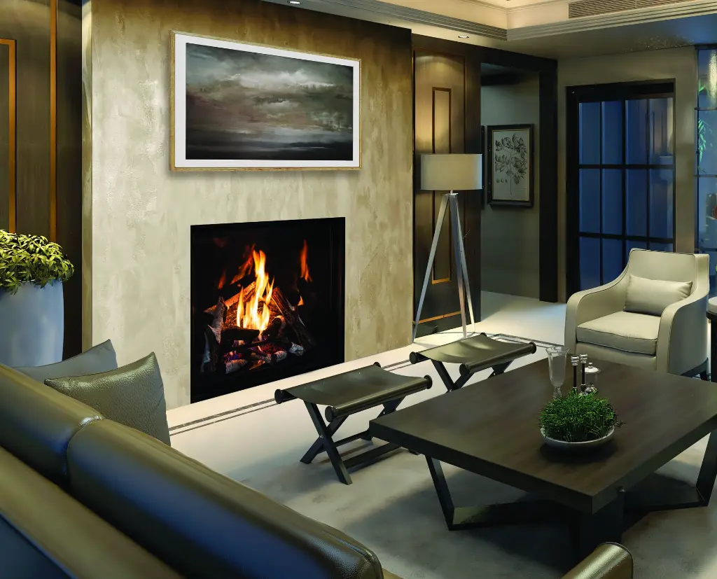 Foyer au gaz Urbana U37 encastré dans un mur au fini plâtre, créant un look contemporain et chaleureux dans un salon aux tons neutres.