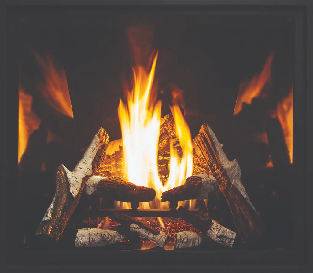 Vue détaillée de l'option de bûches de bouleau du foyer Urbana U37, sur un fond en panneaux d'émail noir pour un contraste moderne.