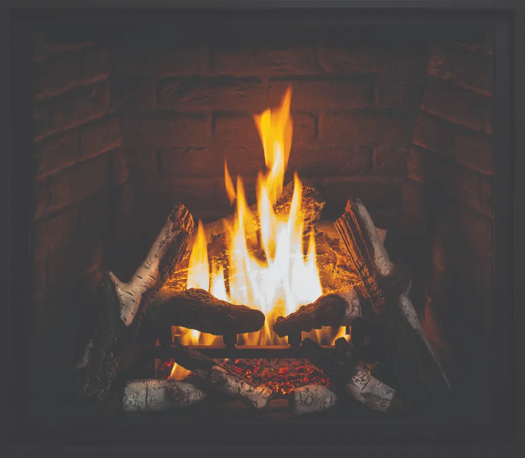 Look scandinave authentique avec l'option de bûches de bouleau et un intérieur en briques pour le foyer au gaz Urbana U37.