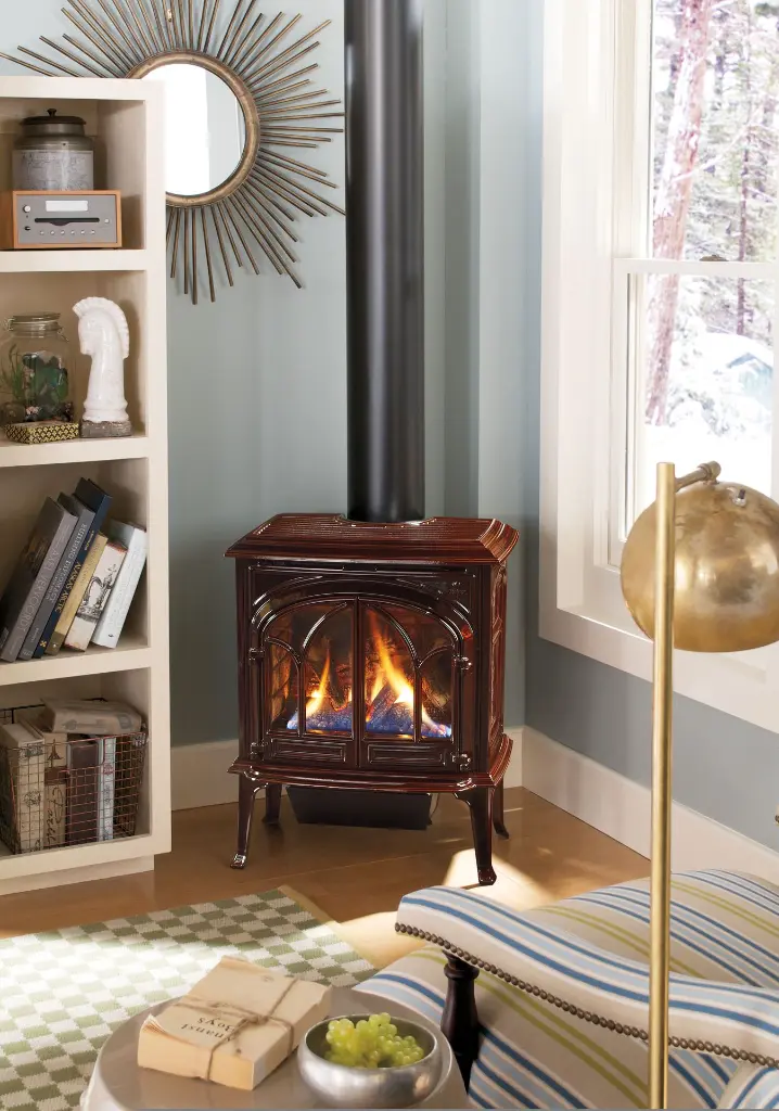 Poêle à gaz Jotul GF 300 de style classique fini brun émaillé, vu avec les portes fermées dans un décor moderne et élégant.
