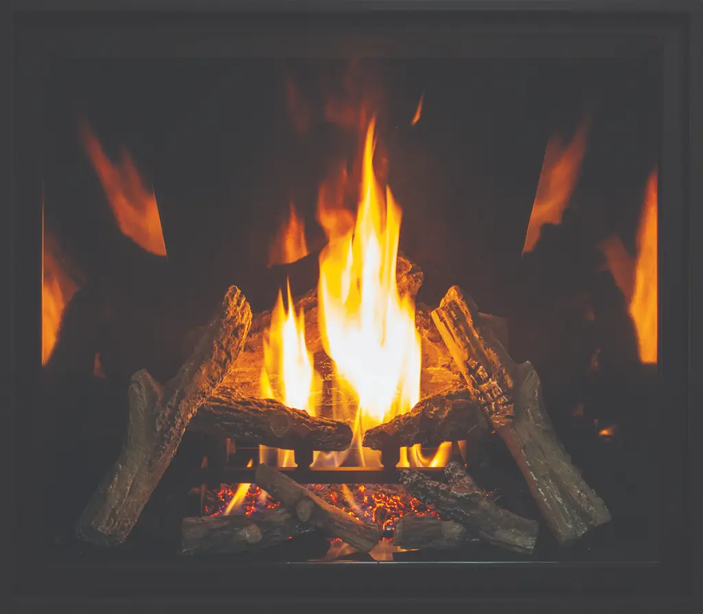 Gros plan sur l'option de bûches traditionnelles du foyer Urbana U37, avec un fond en panneaux d'émail noir réfléchissant pour amplifier les flammes.