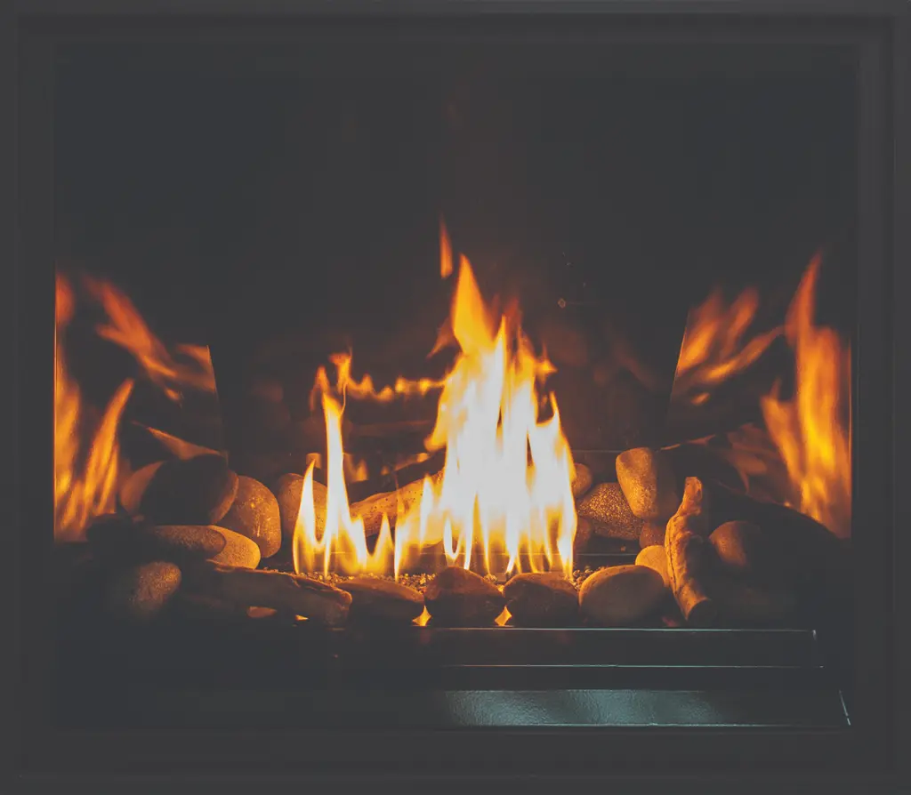 Alternative moderne aux bûches avec l'option de pierres de rivière pour le foyer au gaz Urbana U37, sur un fond en émail noir.