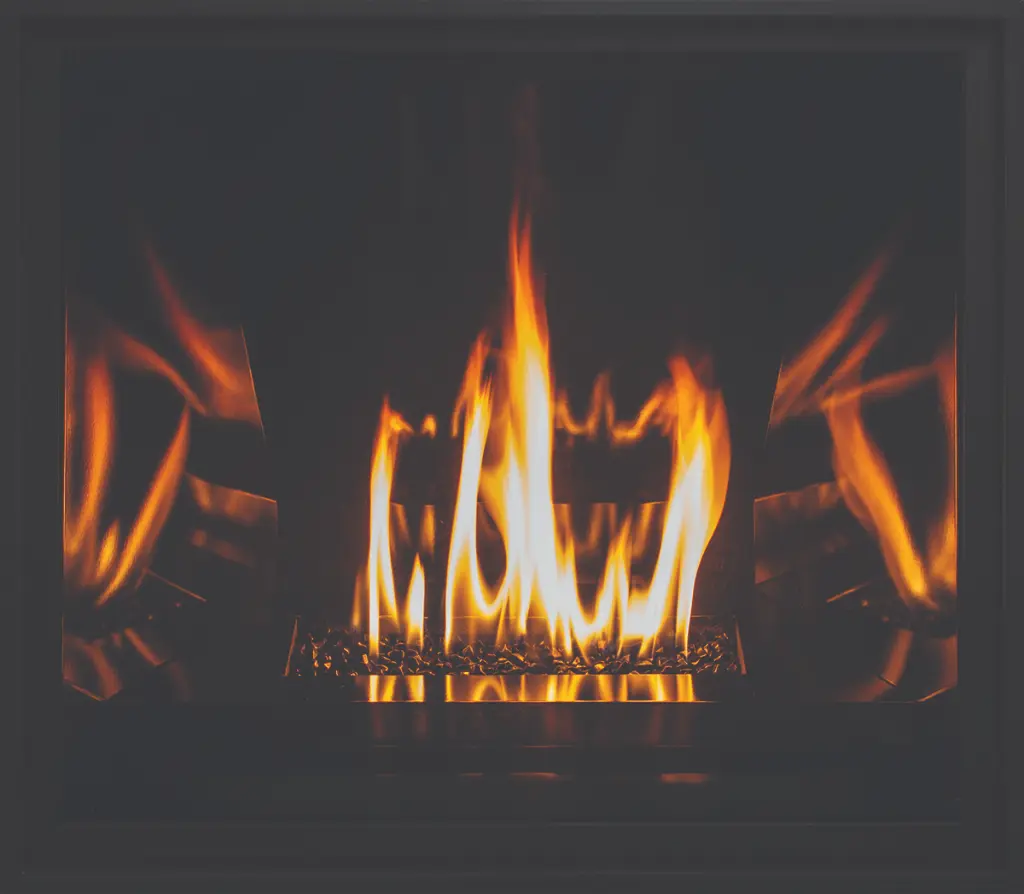 Option de lit de billes de verre pour le foyer Urbana U37, offrant un look ultra-moderne et minimaliste avec un fond réfléchissant.