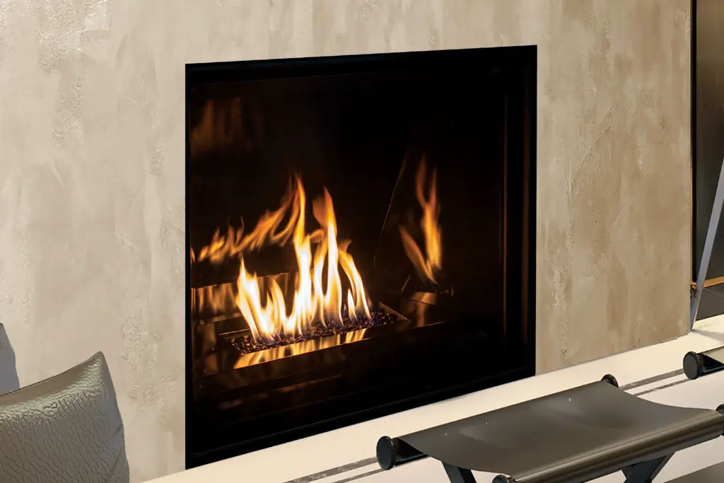 Installation minimaliste "Clean Face" du foyer au gaz Urbana U37, encastré dans un mur au fini plâtre ou béton ciré pour un look contemporain.