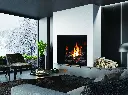 Foyer au gaz Urbana U44 créant un contraste chaleureux dans un décor moderne et minimaliste, avec une grande fenêtre donnant sur un paysage d'hiver.