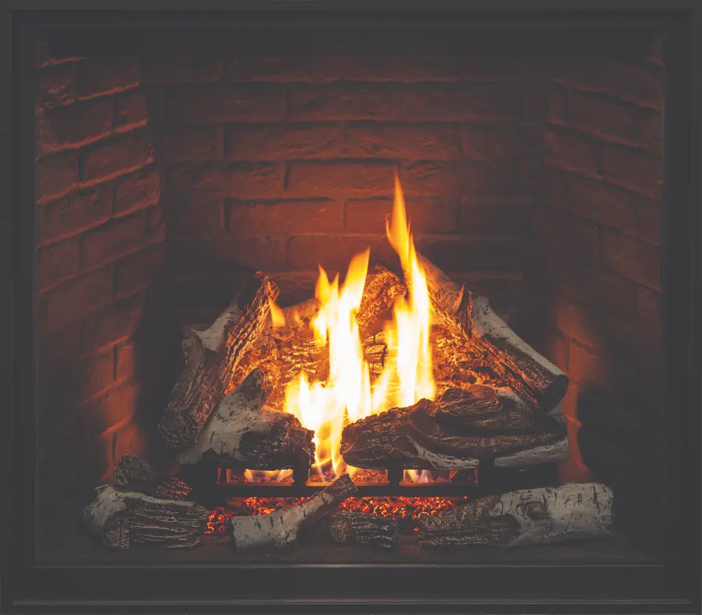 Option de bûches de bouleau de style scandinave pour le foyer au gaz Urbana U44, avec un intérieur en briques traditionnelles.