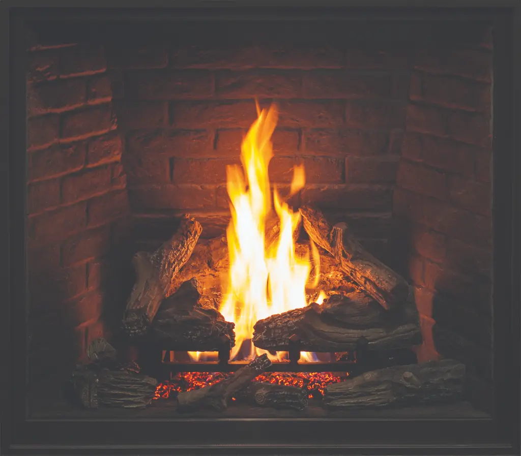 Gros plan sur l'option de bûches traditionnelles du foyer au gaz Urbana U44, avec un intérieur en panneaux de briques rustiques.