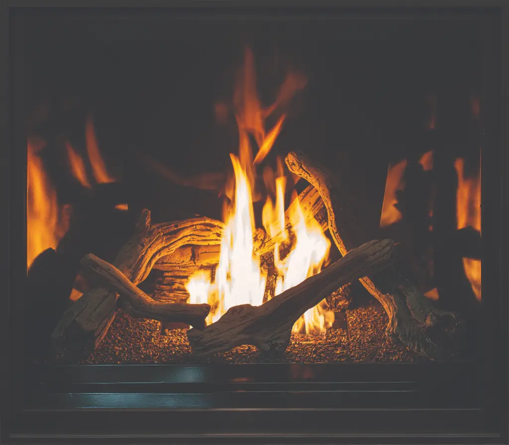 Option de bûches de bois de grève (driftwood) pour le foyer au gaz Urbana U44, créant un look naturel et côtier avec un fond réfléchissant.