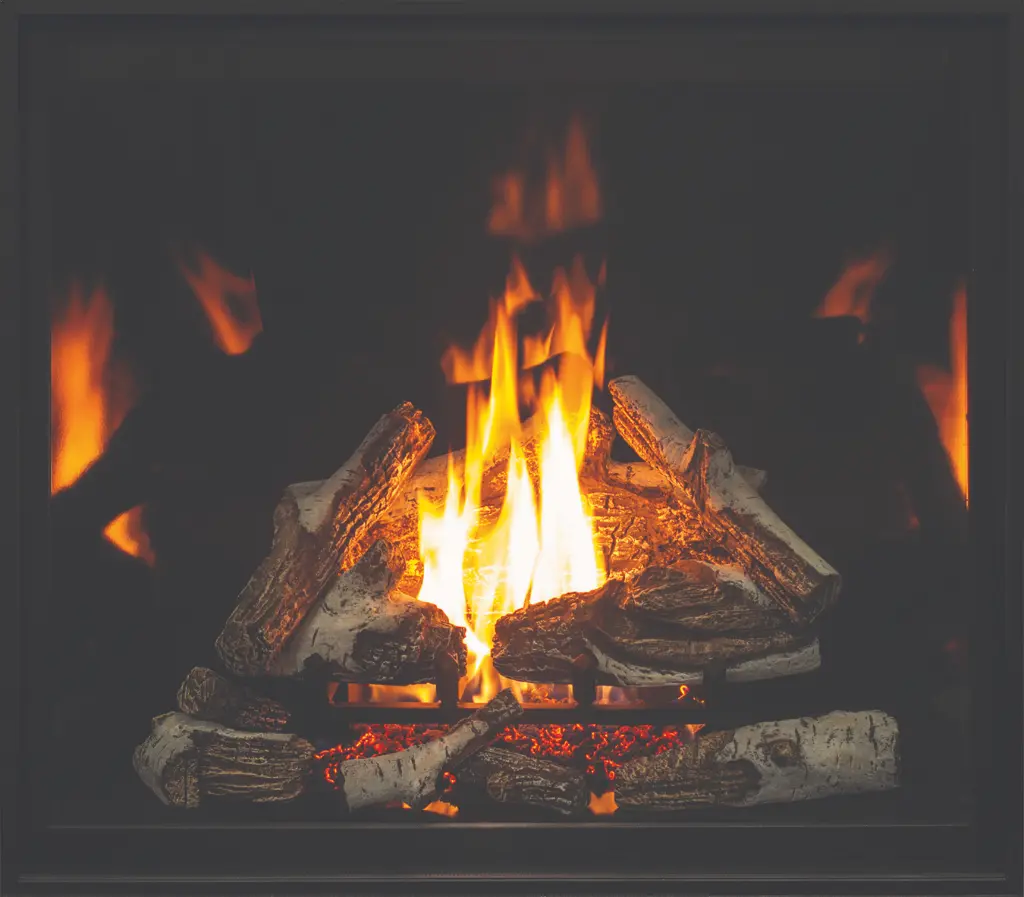 Look moderne avec l'option de bûches de bouleau du foyer Urbana U44, sur un fond en panneaux de verre noir réfléchissant.