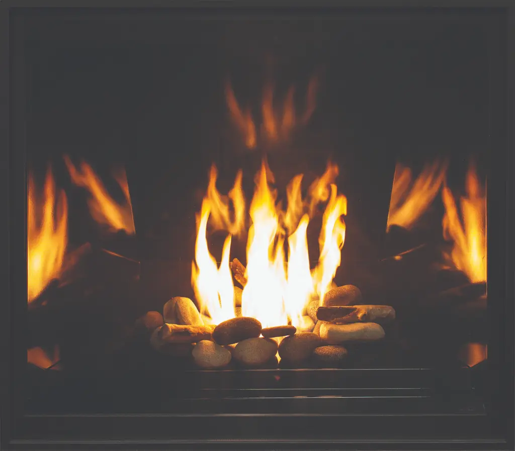 Alternative contemporaine avec l'option de pierres de rivière pour le foyer au gaz Urbana U44, sur un fond en émail noir.