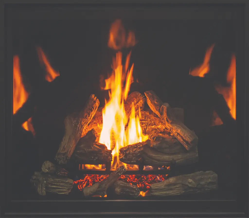 Vue détaillée des bûches traditionnelles du foyer Urbana U44, sur un fond en panneaux d'émail noir qui réfléchit et amplifie les flammes.