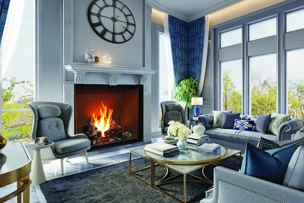 Style "Hollywood Regency" luxueux avec le grand foyer au gaz Urbana U55, doté d'un intérieur en briques à chevrons et d'un manteau classique orné.