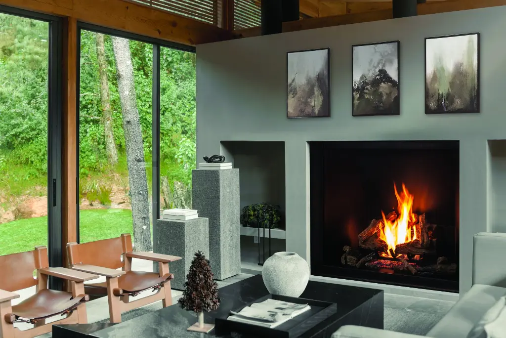 Foyer au gaz vertical Urbana U55 créant une ambiance sereine de style "Japandi", installé dans un manteau de foyer minimaliste aux lignes pures.