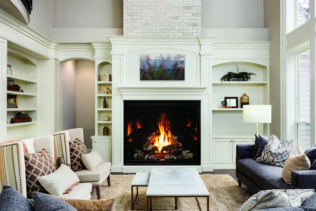 Foyer au gaz vertical Urbana U55 intégré dans une cheminée en briques peintes en blanc, avec un manteau et des bibliothèques sur mesure de style transitionnel.