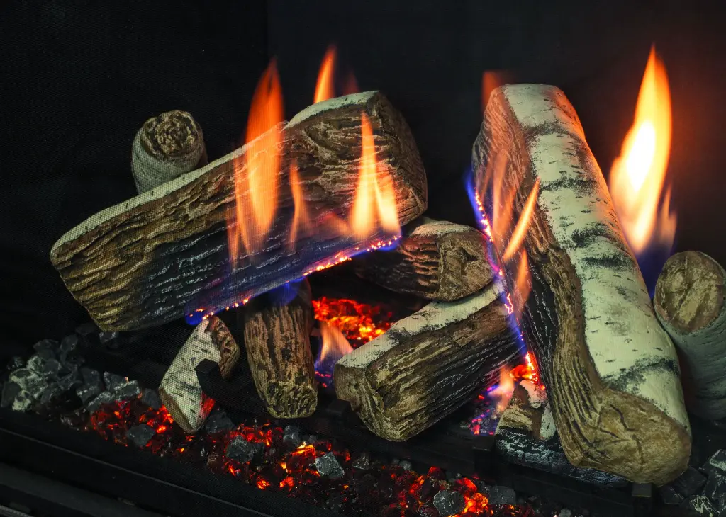 Vue détaillée de l'option de bûches de bouleau pour le foyer au gaz RZ41 d'Enviro, avec la technologie de flammes intégrées pour un look authentique.