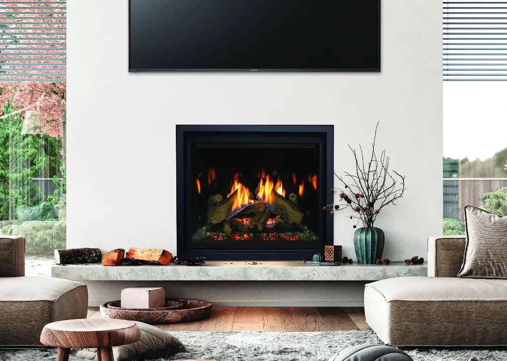 Installation minimaliste "Clean Face" du foyer au gaz RZ41 d'Enviro sous une télévision, sur un âtre surélevé en béton pour un look épuré.