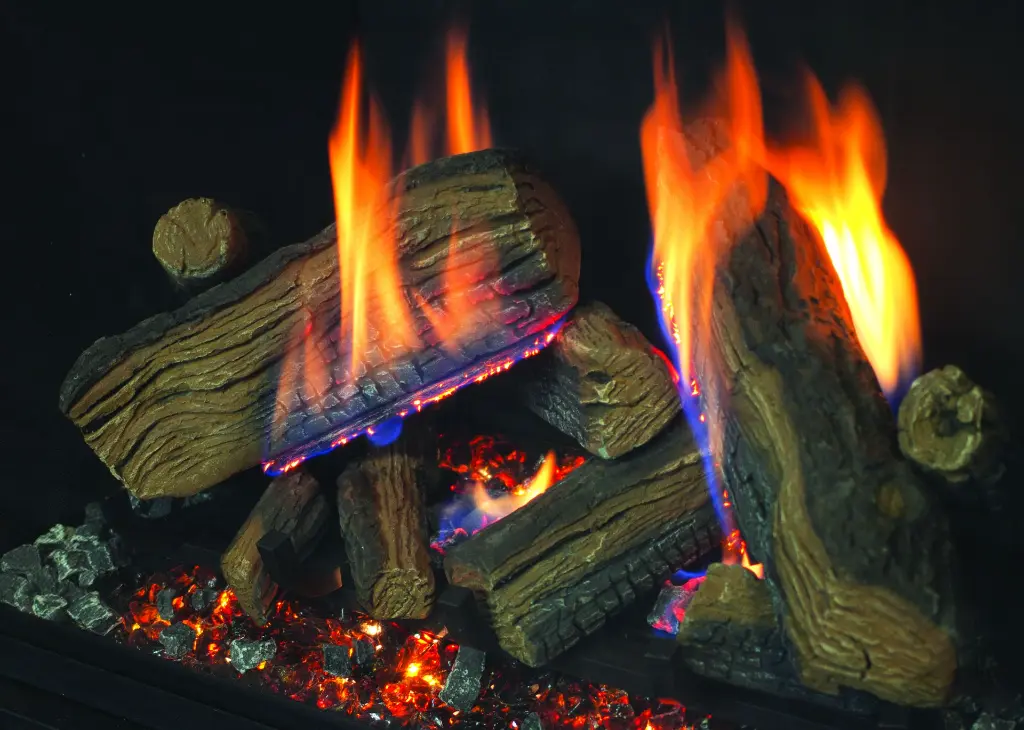 Gros plan sur la technologie de feu dans les bûches du foyer RZ41 d'Enviro, montrant les flammes qui sortent directement des bûches traditionnelles pour un réalisme accru.