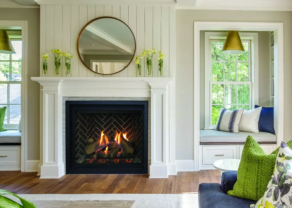 Décor transitionnel lumineux avec le foyer RZ41 d'Enviro et son intérieur en briques à chevrons, flanqué de banquettes de fenêtre confortables.