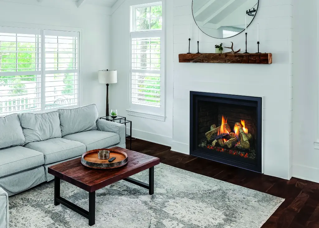 Style "Farmhouse Chic" avec le foyer au gaz RZ41 d'Enviro, créant un point focal sur un mur de lattes de bois blanches avec un manteau de poutre rustique.